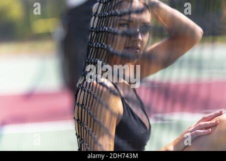 Un bel modello Blonde gioca a tennis su un caldo Summers Giorno Foto Stock