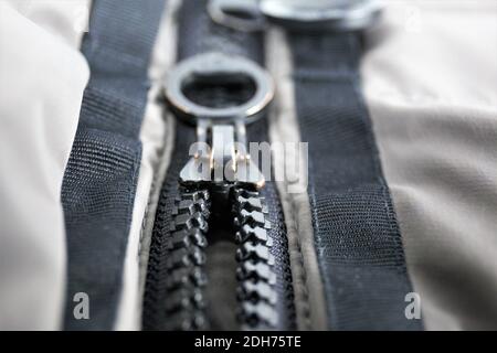 camicie colorate su appendiabiti in legno Foto Stock