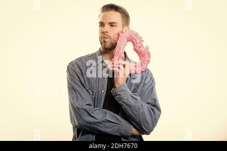 Amore e romanticismo. Uomo non rasato isolato su bianco. Uomo con cuore decorativo. Data. Festa di San Valentino. Saluto romantico. Vendite giornaliere di San Valentino. Non le lascerò mai andare. Foto Stock