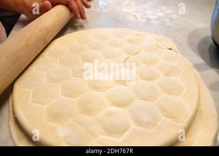 Il processo di fare gnocchi fatti in casa Foto Stock