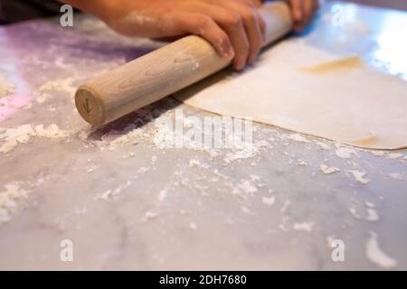 Il processo di fare gnocchi fatti in casa Foto Stock