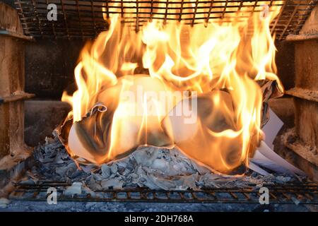 Masterizzazione di documenti cartacei. Fiamme e carta bruciata. Buon esempio di distruggere la prova bruciandola. Ceneri lasciate dietro. Foto Stock