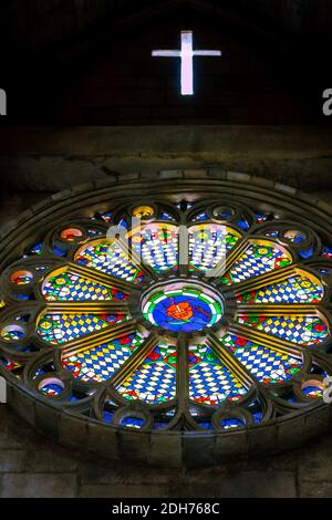 Rosetta vetrata macchiata nella Chiesa Cattolica. Frammento dell'interno della Cattedrale Cattolica Foto Stock