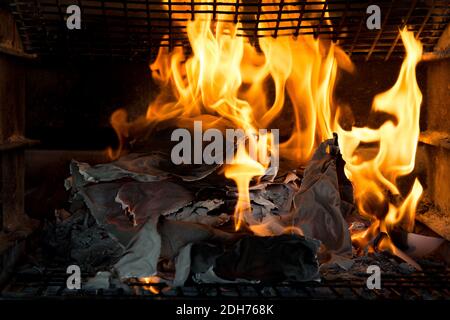 Masterizzazione di documenti cartacei. Fiamme e carta bruciata. Buon esempio di distruggere la prova bruciandola. Ceneri lasciate dietro. Foto Stock