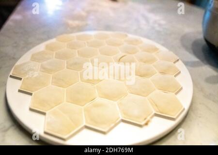 Il processo di fare gnocchi fatti in casa Foto Stock