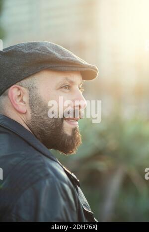 Uomo bearded all'aperto Foto Stock