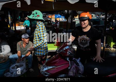 Vietnamita al mercato, Phuoc Hai, Vietnam Foto Stock