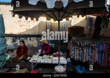 Due donne vietnamite al loro stand di mercato, Phuoc Hai, Vietnam. Foto Stock