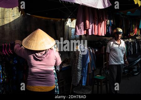 Donna che lavora alla sua stalla di abbigliamento, Phuoc Hai, Vietnam Foto Stock