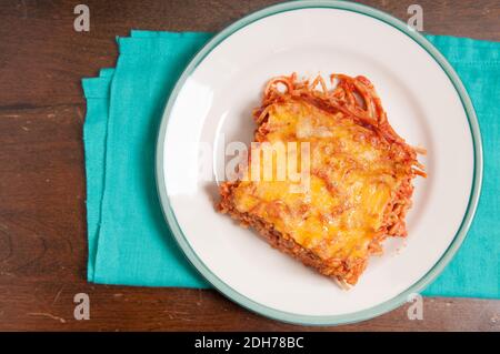 spaghetti al forno con formaggio di oca e pomodoro in crosta Foto Stock