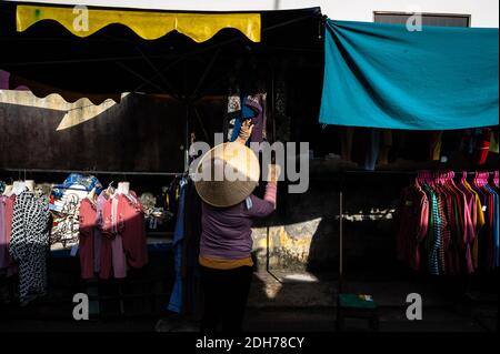 Donna che lavora alla sua stalla di abbigliamento, Phuoc Hai, Vietnam Foto Stock