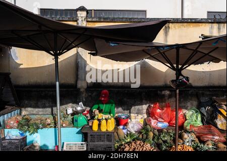 Bancarelle di mercato all'ombra, Phuoc Hai, Vietnam Foto Stock