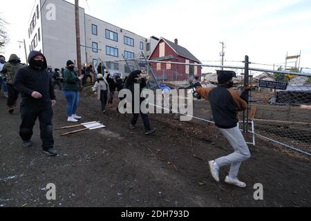 Portland, Stati Uniti. 8 dicembre 2020. I manifestanti hanno ricommissionato una recinzione come barricata dopo che la polizia si è ritirata dalla Casa Rossa in Mississippi Street a Portland, Ore., l'8 dicembre 2020, durante un tentativo di sgombrare la proprietà. Gli attivisti si sono accampati fuori dalla casa da settembre sperando di mantenere la famiglia nera e indigena che vivono lì ospitato dopo che un giudice della contea di Multnomah ha autorizzato lo sfratto. (Foto di Alex Milan Tracy/Sipa USA) Credit: Sipa USA/Alamy Live News Foto Stock