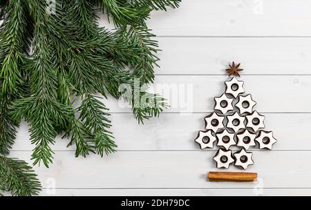 Sfondo natalizio con biscotti al cioccolato e spezie sul legno scheda Foto Stock