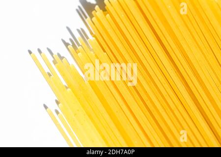 Spaghetti a grani interi non cotti, pasta italiana come ingrediente alimentare biologico, prodotto macro e ricetta del libro di cuoco Foto Stock
