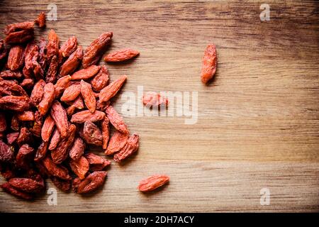 Bacche di goji su un tagliere Foto Stock