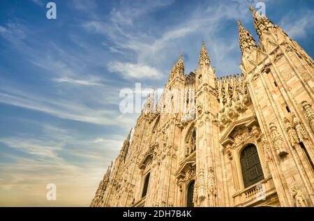 Duomo di Milano con cielo blu e luce del tramonto Foto Stock