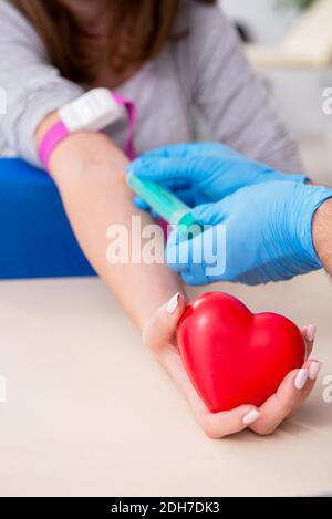 Giovane donna nel concetto di trasfusione del sangue Foto Stock