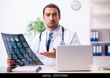 Giovane bel medico maschile che lavora in clinica Foto Stock