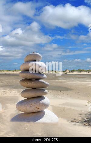 Kieselsteinturm am Strand, Insel Borkum, Ostfriesische Inseln, Foto Stock