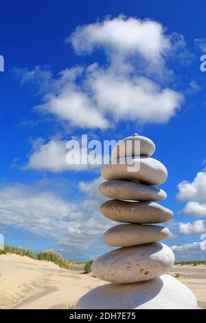 Kieselsteinturm am Strand, Insel Borkum, Ostfriesische Inseln, Foto Stock