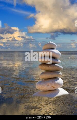 Kieselsteinturm am Strand, Insel Borkum, Ostfriesische Inseln, Foto Stock