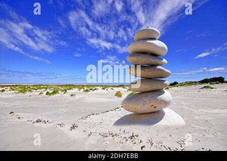 Kieselsteinturm am Strand, Insel Borkum, Ostfriesische Inseln, Foto Stock