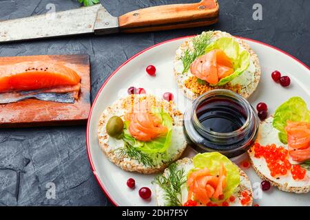 Panini con salmone, caviale rosso e formaggio cremoso Foto Stock