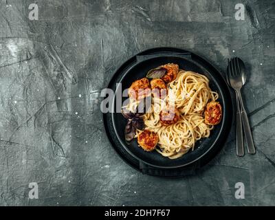 Polpette di parmigiano con pasta Carbonara Foto Stock
