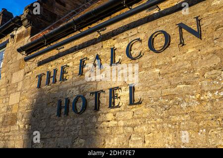 Segnaletica sul muro del Falcon Hotel recentemente rinnovato nel villaggio di Castle Ashby, Northamptonshire, Regno Unito Foto Stock