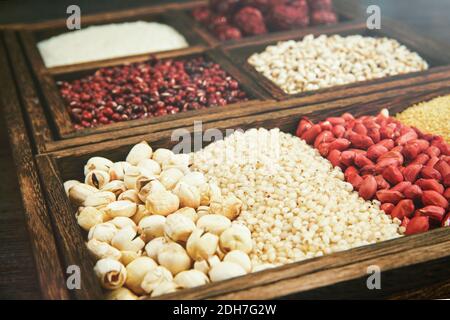 Una vista dall'alto di un contenitore di legno riempito con diversi tipi di dadi Foto Stock