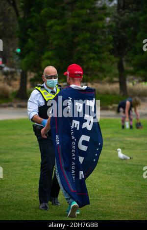 Melbourne, Victoria. 5 dicembre 2020. Melbourne Freedom Rally. Un sostenitore di Trump parla con la polizia. Credit: Jay Kogler/Alamy Live News Foto Stock