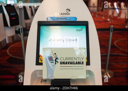 08.12.2020, Singapore, Repubblica di Singapore, Asia - un chiosco chiuso e automatizzato per il check-in all'interno del Terminal 1 dell'Aeroporto Internazionale di Changi. Foto Stock