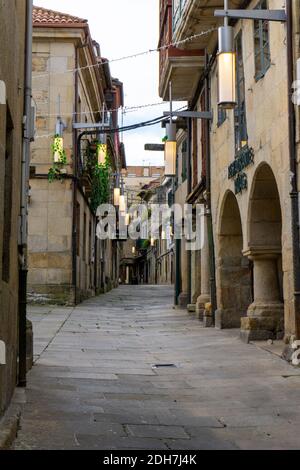 Pontevedra, Galizia / Spagna - 2 dicembre 2020: Strada stretta nel centro storico della città di Pontevedra in Galizia Foto Stock