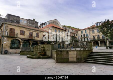 Pontevedra, Galizia / Spagna - 2 dicembre 2020: Piazza Praza de Teubro nel centro storico della città di Pontevedra, in Galizia Foto Stock