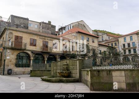 Pontevedra, Galizia / Spagna - 2 dicembre 2020: Piazza Praza de Teubro nel centro storico della città di Pontevedra, in Galizia Foto Stock