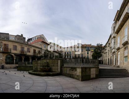 Pontevedra, Galizia / Spagna - 2 dicembre 2020: Piazza Praza de Teubro nel centro storico della città di Pontevedra, in Galizia Foto Stock