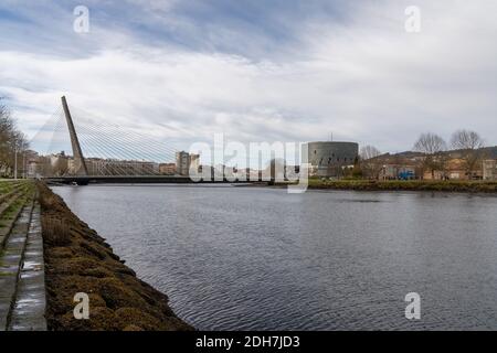 Pontevedra, Galizia / Spagna - 2 dicembre 2020: Il Ponte Dos Tirantes sul fiume Pontevedra e il centro Pazo da Cultura di Pontevedra Foto Stock