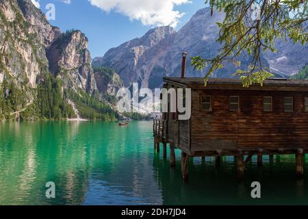 Vista sul lago Braies nelle Dolomiti durante il estate Foto Stock