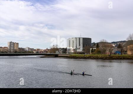 Pontevedra, Galizia / Spagna - 2 dicembre 2020: Kayak sul fiume Pontevedra con il ponte Dos Tirantes e Pazo da Cultura alle spalle Foto Stock