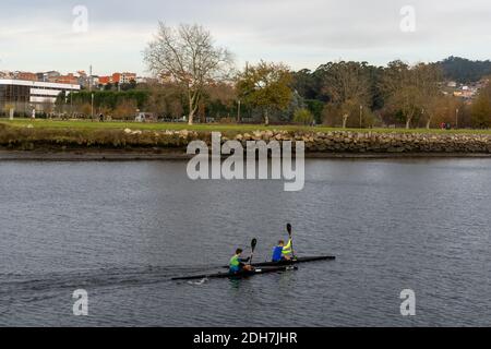 Pontevedra, Galizia / Spagna - 2 dicembre 2020: Studenti universitari durante la formazione di canottaggio sul fiume Pontevedra in Galizia Foto Stock