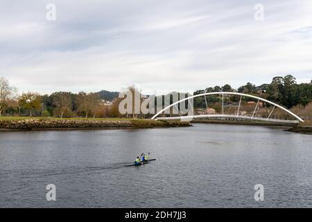 Pontevedra, Galizia / Spagna - 2 dicembre 2020: Studenti universitari durante la formazione di canottaggio sul fiume Pontevedra in Galizia Foto Stock