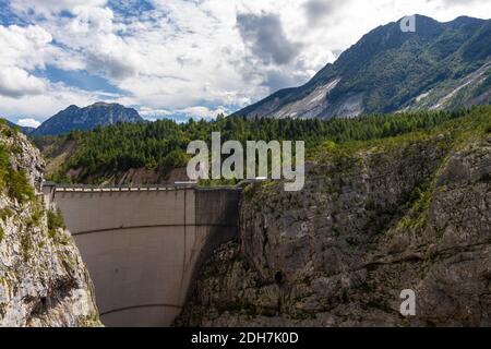 Vista della diga di Vajont nelle dolomiti in Italia Foto Stock