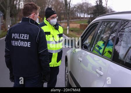 09 dicembre 2020, Sassonia, Berggießhübel Hellendorf: Autorità di polizia e polizia federale che ispezionano un'automobile Foto: Tino Plunert/dpa-Zentralbild/ZB Foto Stock