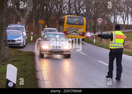 09 dicembre 2020, Sassonia, Berggießhübel Hellendorf: L'ufficiale della polizia federale ferma la piccola auto sulla S173 dopo il rientro dalla Repubblica ceca. Controllo del traffico frontaliero di piccole dimensioni. Foto: Tino Plunert/dpa-Zentralbild/ZB Foto Stock