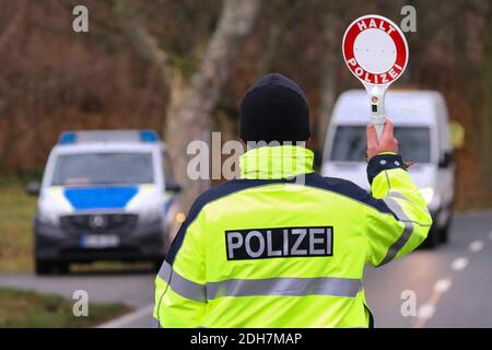 09 dicembre 2020, Sassonia, Berggießhübel Hellendorf: La polizia federale ferma van vicino al valico di frontiera di Petrovice. Foto: Tino Plunert/dpa-Zentralbild/ZB Foto Stock