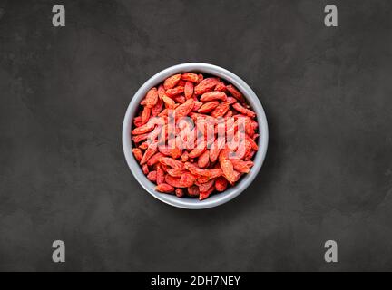 Goji bacche in un recipiente. Vista dall'alto Foto Stock