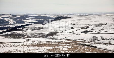 Una vista frizzante a febbraio e Nidderdale è lasciato con una copertura di neve Foto Stock