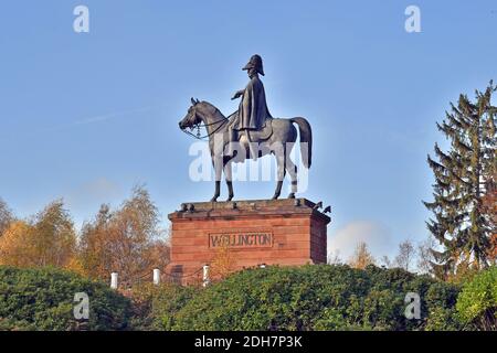 Foto per una caratteristica su Wellesley Woodland, Aldershot - Autunno weekend passeggiate. La statua di Wellington. Foto Stock