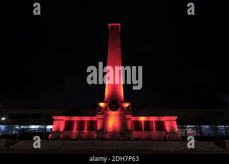 I punti di riferimento attraverso Teesside sono diventato rossi per segnare il giorno della memoria.Hartlepool Cenotaph Foto Stock